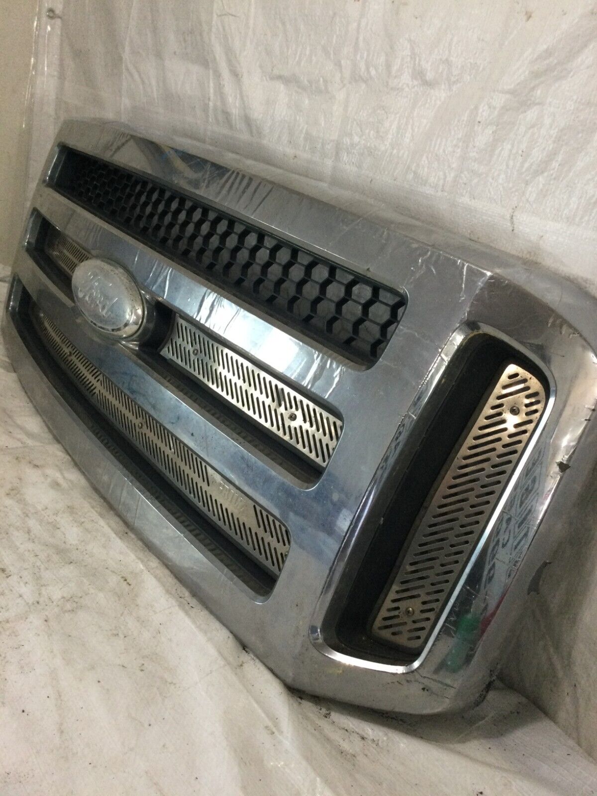 2005-2007 Ford F350SD Super Duty Black Grille OEM 6C34-8200-BAW ( DAMAGED )