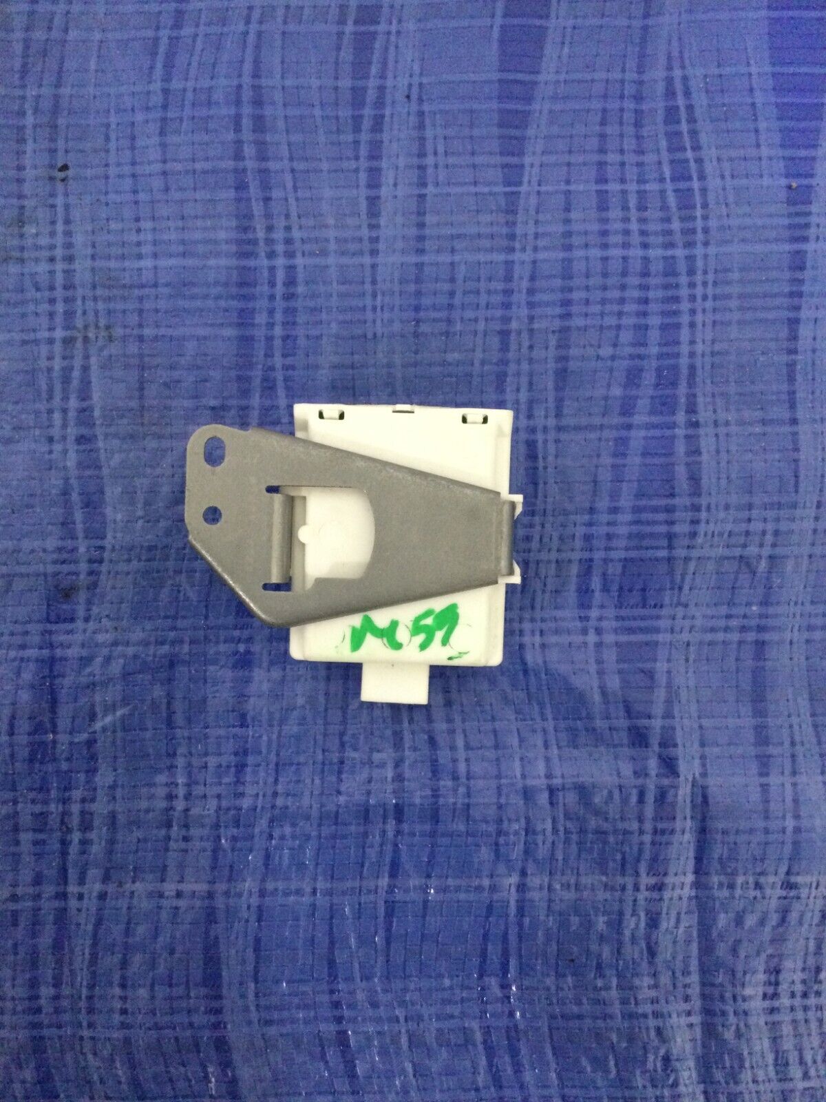 2004-2005 Toyota Sienna Door Lock Receiver Module OEM 208941-107