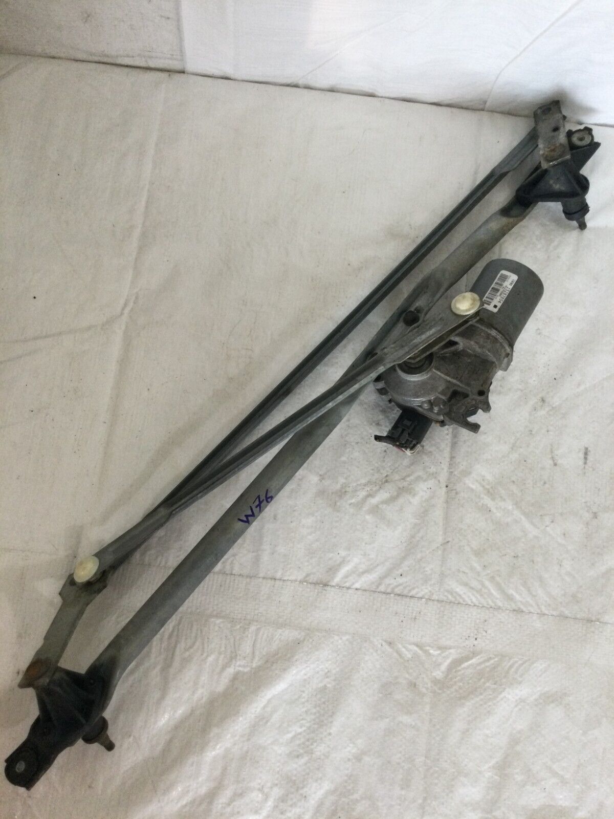 2006 GMC Yukon Windshield Wiper Motor W/ Linkage OEM 15287854