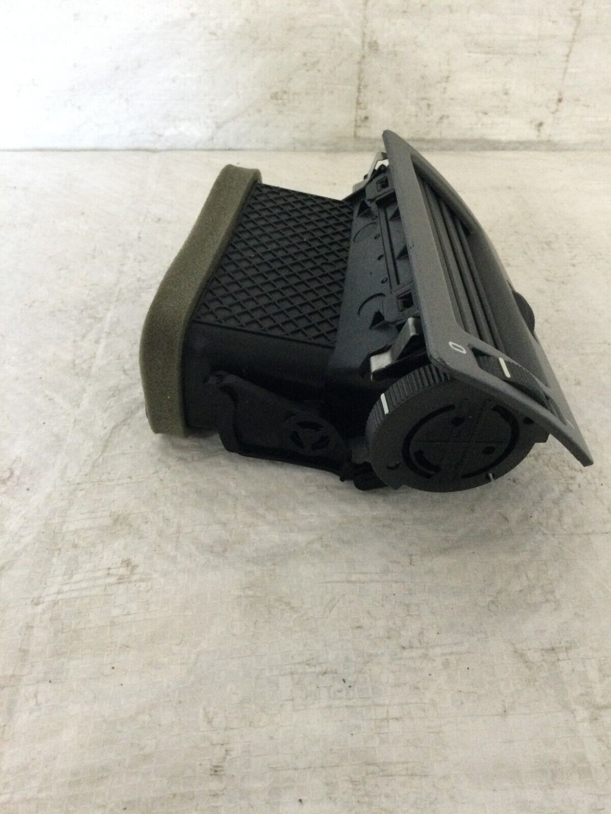  2004 BMW 745i E65/E66 Right Passenger Dash Air Vent OEM 8223334