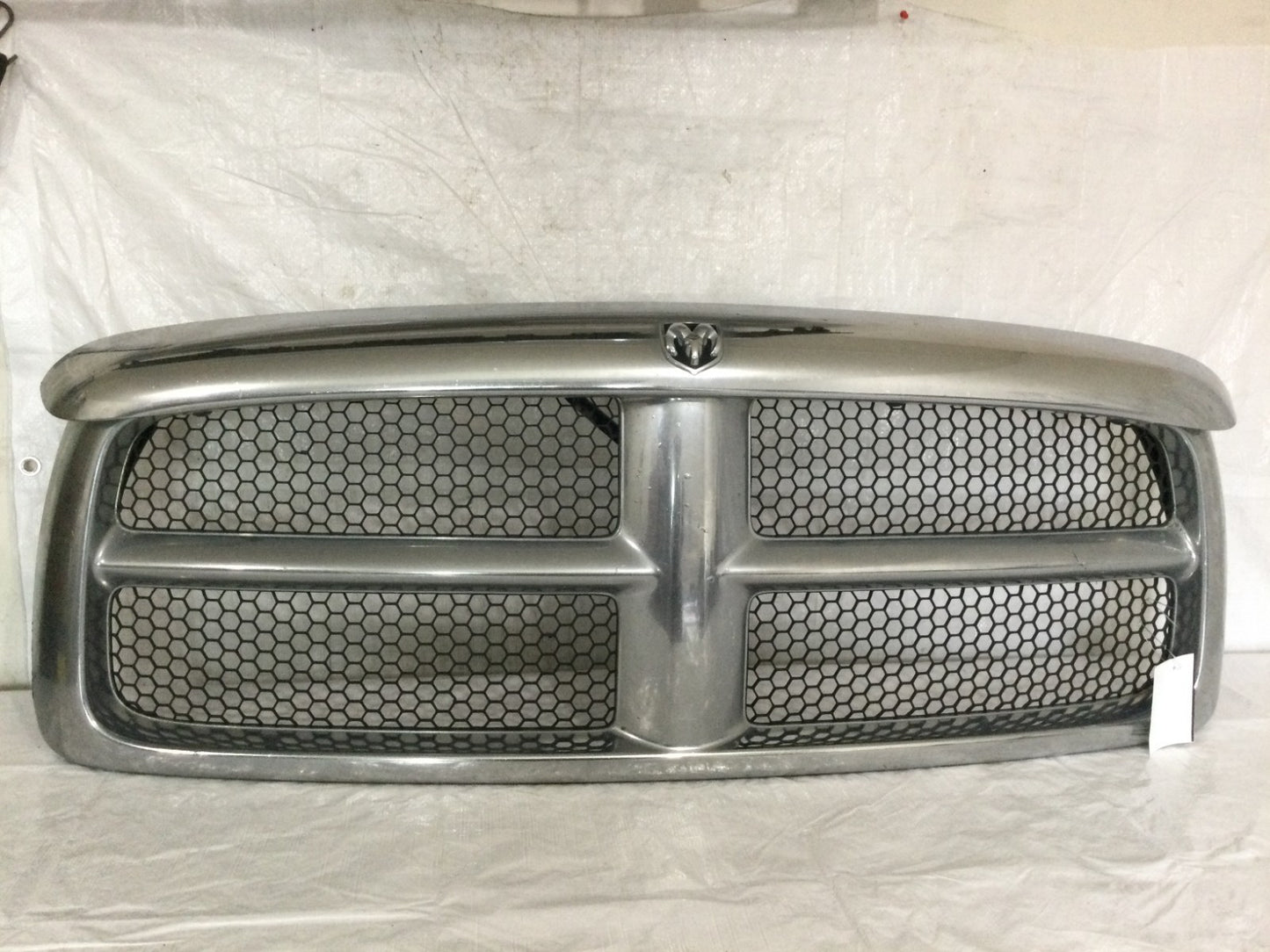 2005 Dodge Ram 1500 Grille OEM MINOR CHROME PEELING