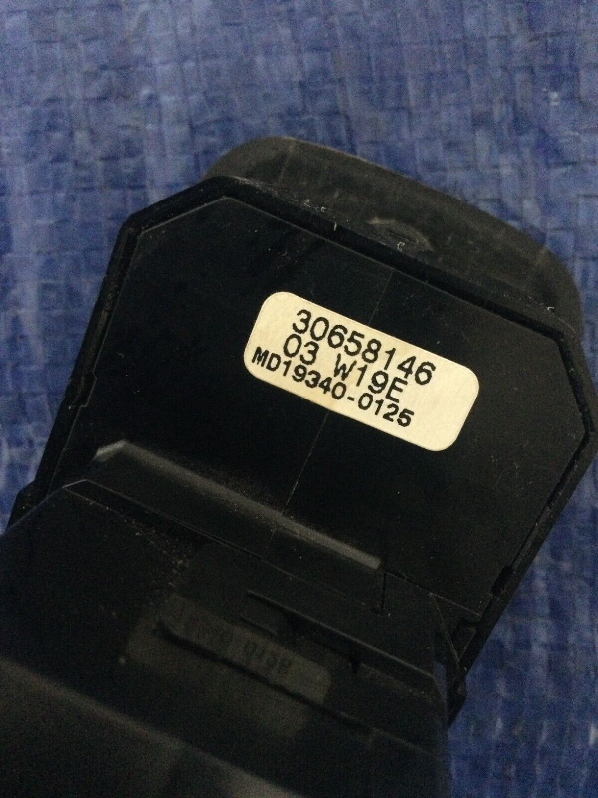 2004 Volvo S60 Front Left Driver Master Power Window Switch OEM 30658146