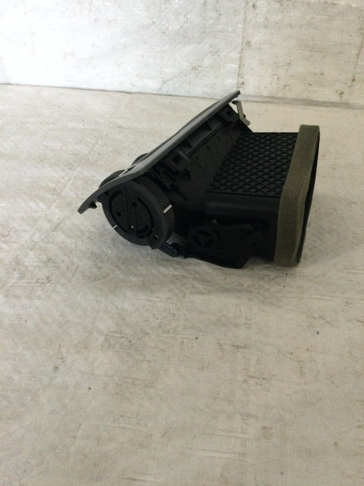  2004 BMW 745i E65/E66 Left Driver Dash Air Vent OEM 8223333 LH