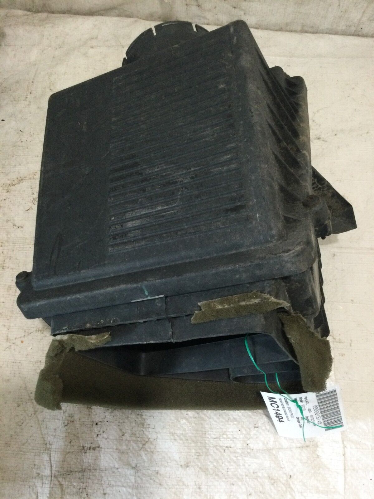 2007 Chevrolet Silverado 1500 Engine Air Cleaner Filter Box  25873812 OEM
