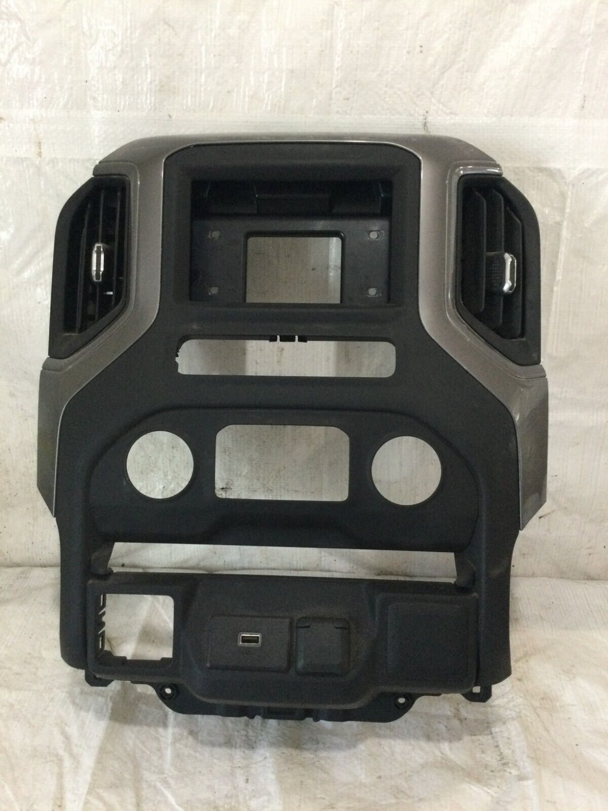 2019-2021 Chevrolet Silverado 1500 Dash Radio Trim Bezel OEM 84054807