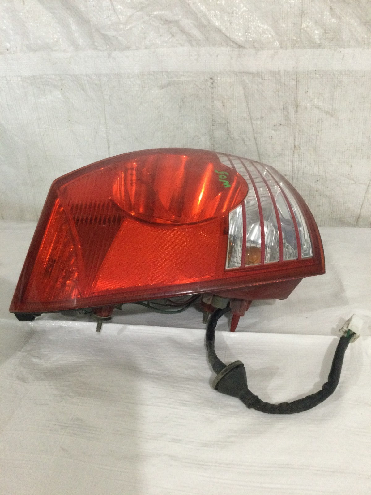 2004-2006 Hyundai Elantra Left Driver Side Tail Light Assembly OEM