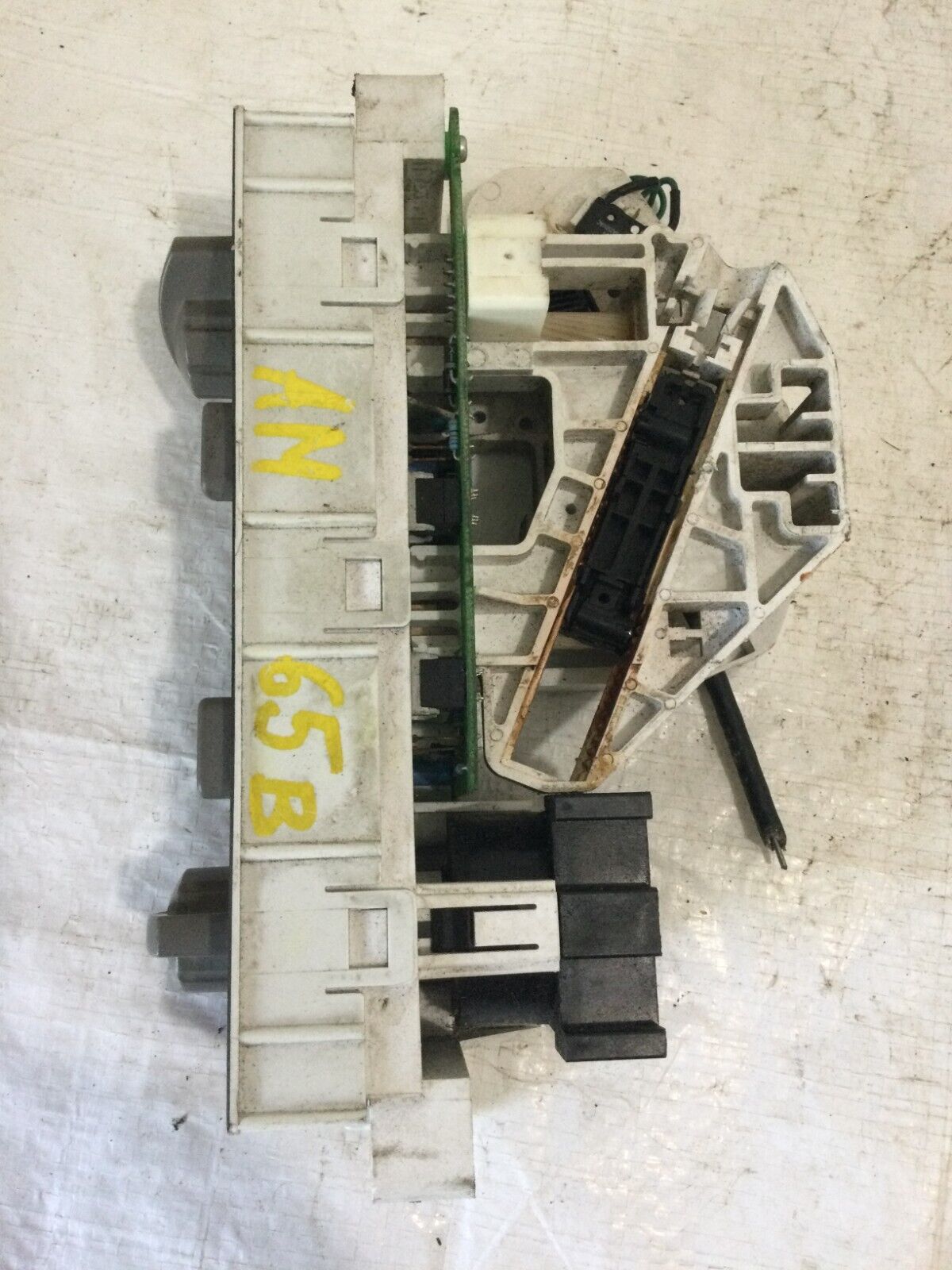 2002 Nissan Frontier A/C Heater Climate Control Unit OEM ( Missing Middle Knob )