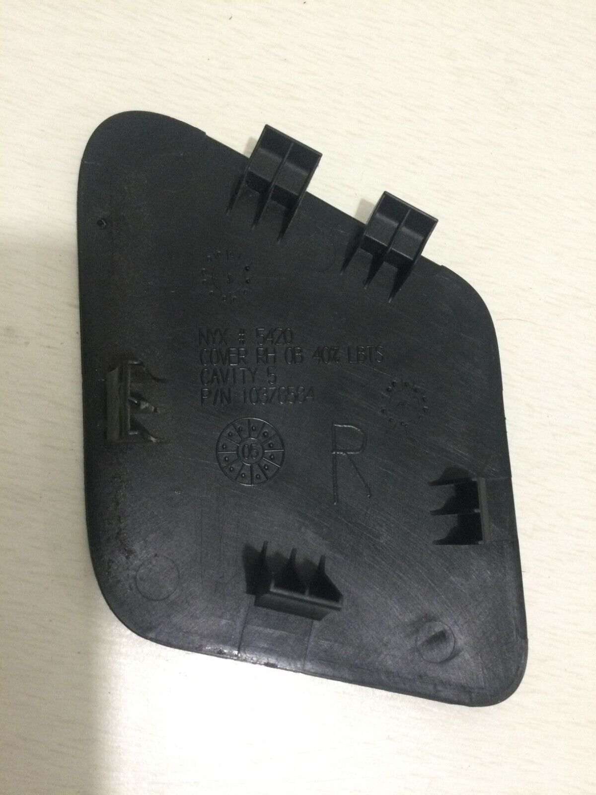 2007-2009 GMC Yukon Right Seat Adjustment Cover Trim OEM 10378584