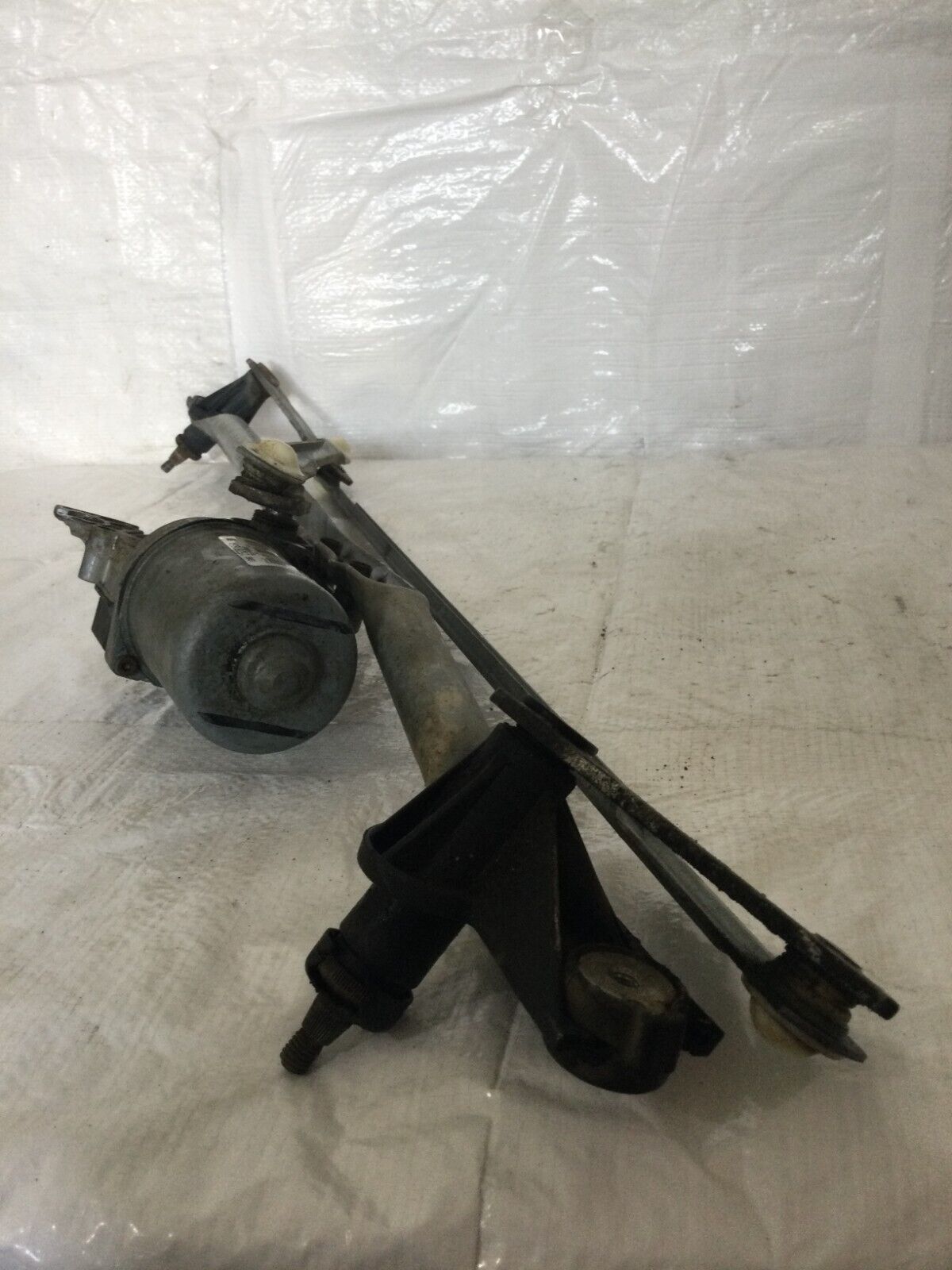 2006 GMC Yukon Windshield Wiper Motor W/ Linkage OEM 15287854