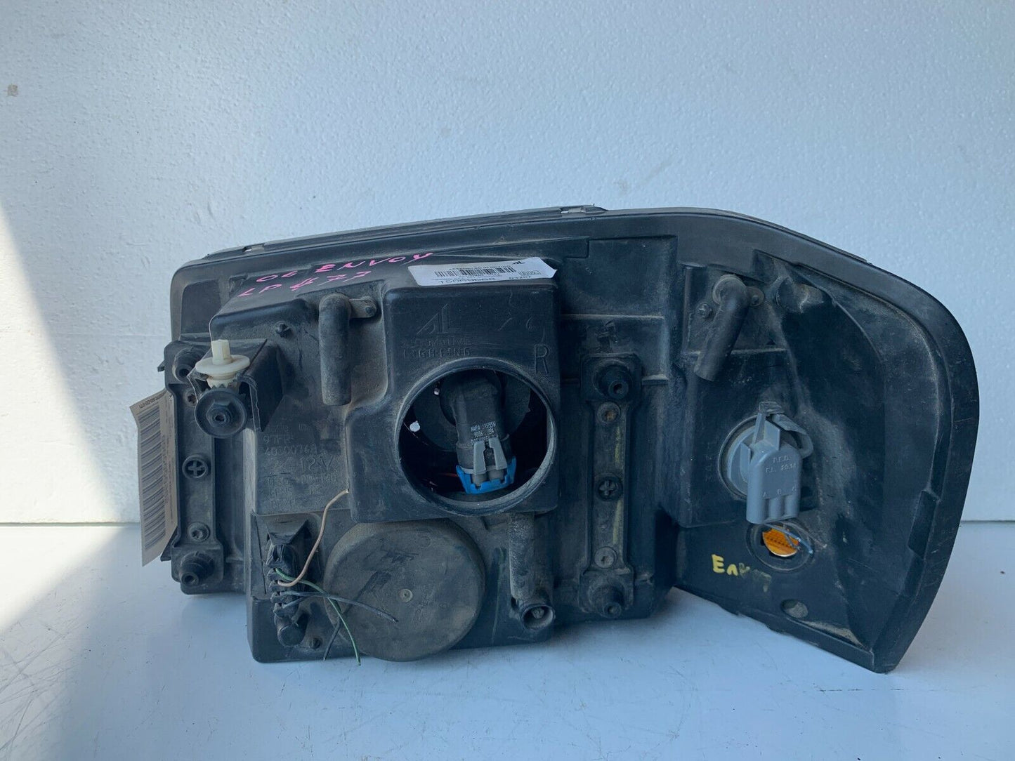 2006 Chevrolet Envoy Headlight Lamp Right Passenger Side RH OEM 15069668