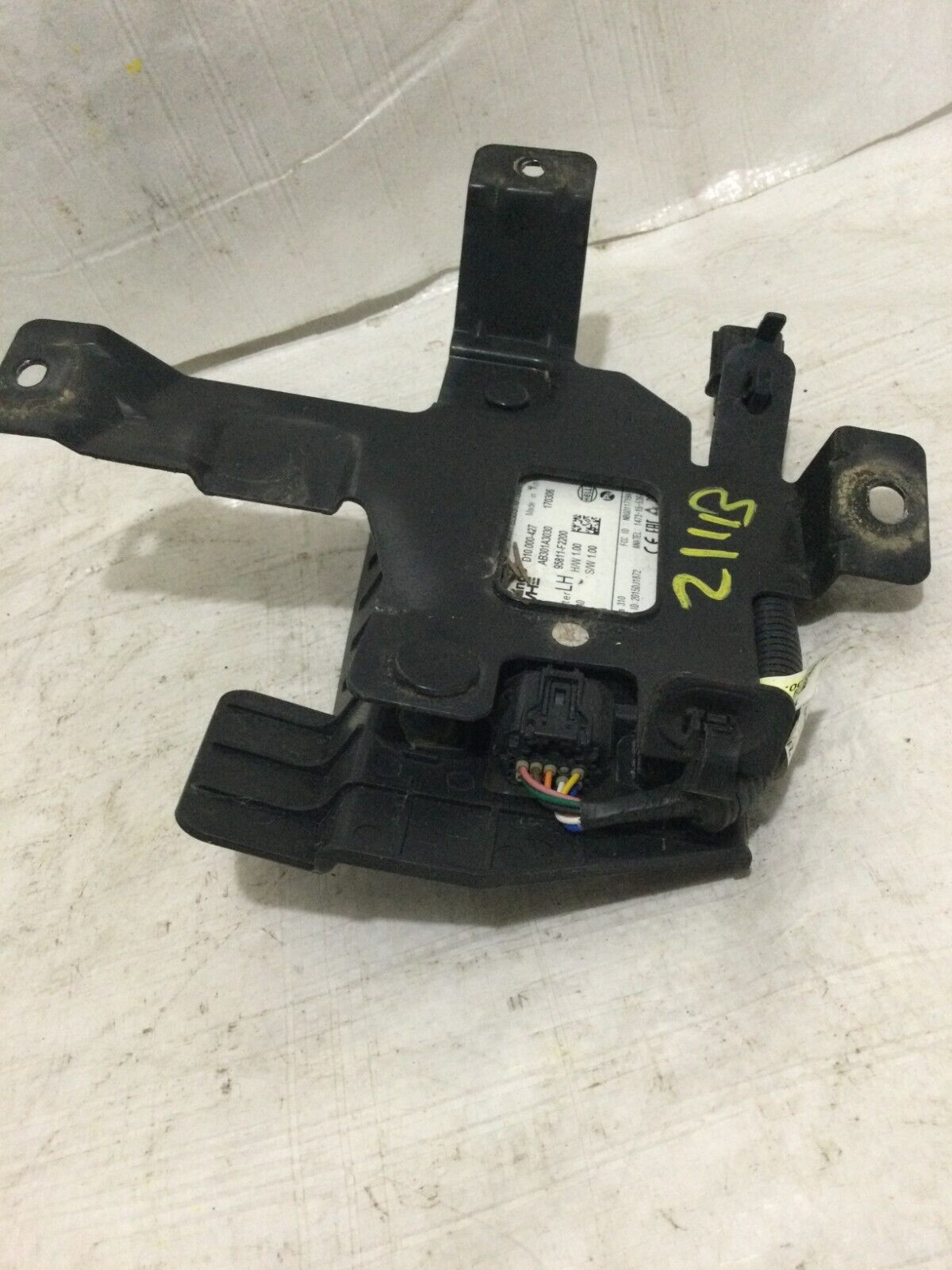 2017-2018 Hyundai Elantra LH Driver Side Blind Spot Lane Sensor 95811 F2200 OEM