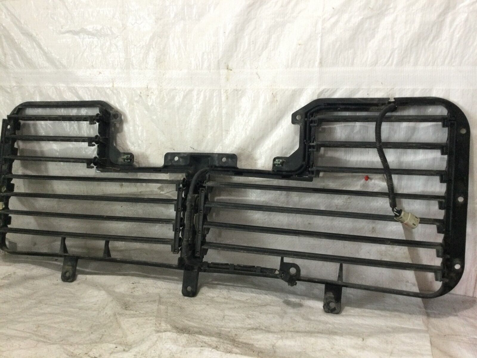 2017-2018 GMC Sierra 1500 Air Shutter Radiator Grille OEM 