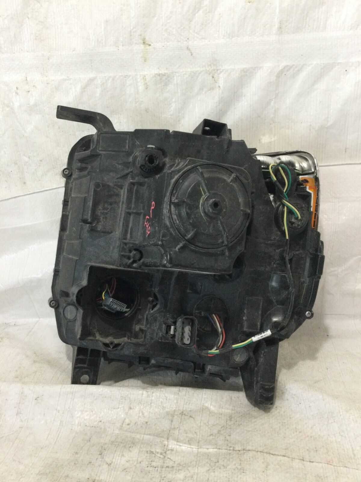 2017 GMC SIERRA 2500 3500 Right Headlight OEM 84180593 ( DAMAGED )