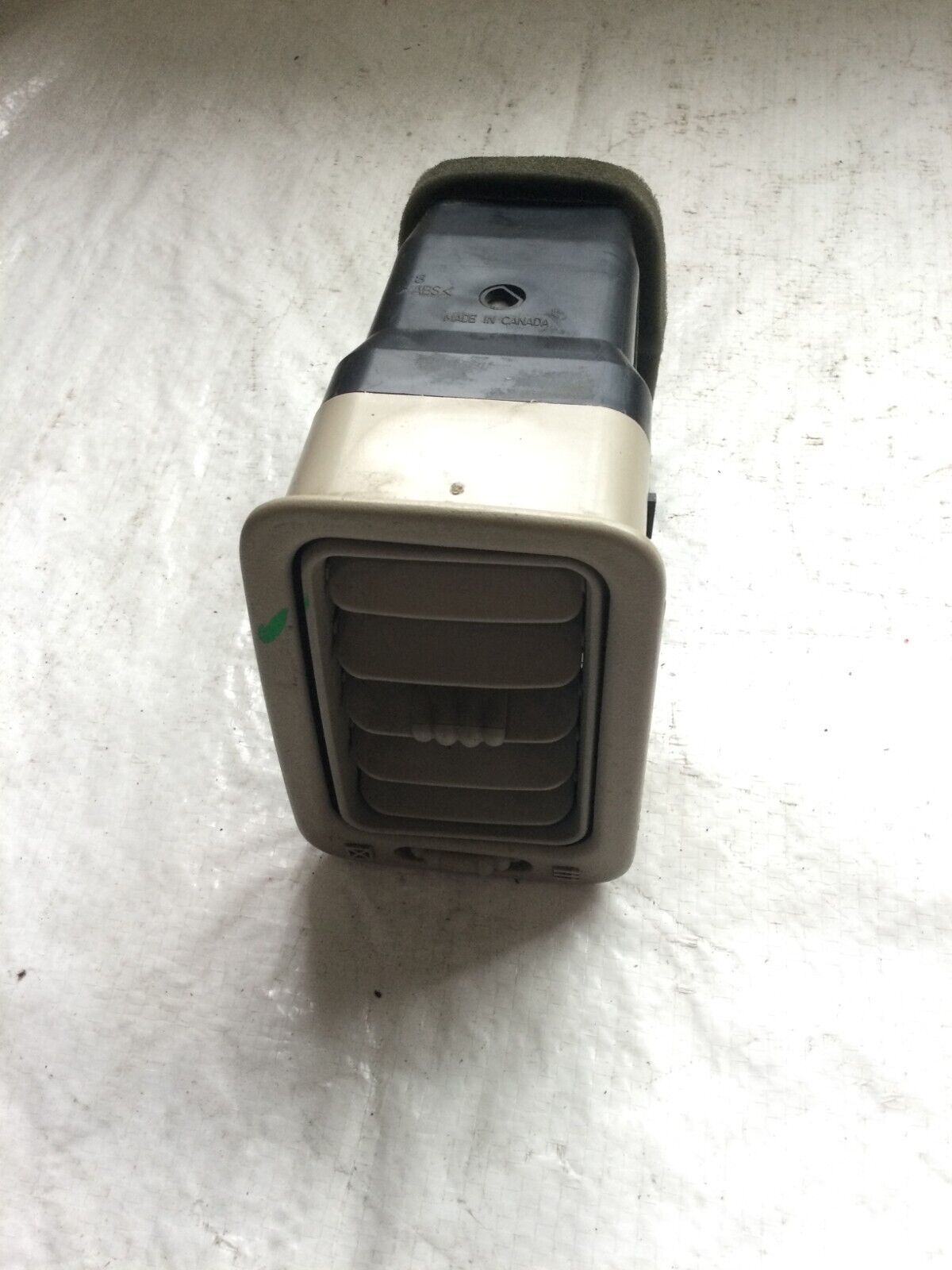 2003-2006 Cadillac Escalade Passenger Right Inner Center Vent OEM