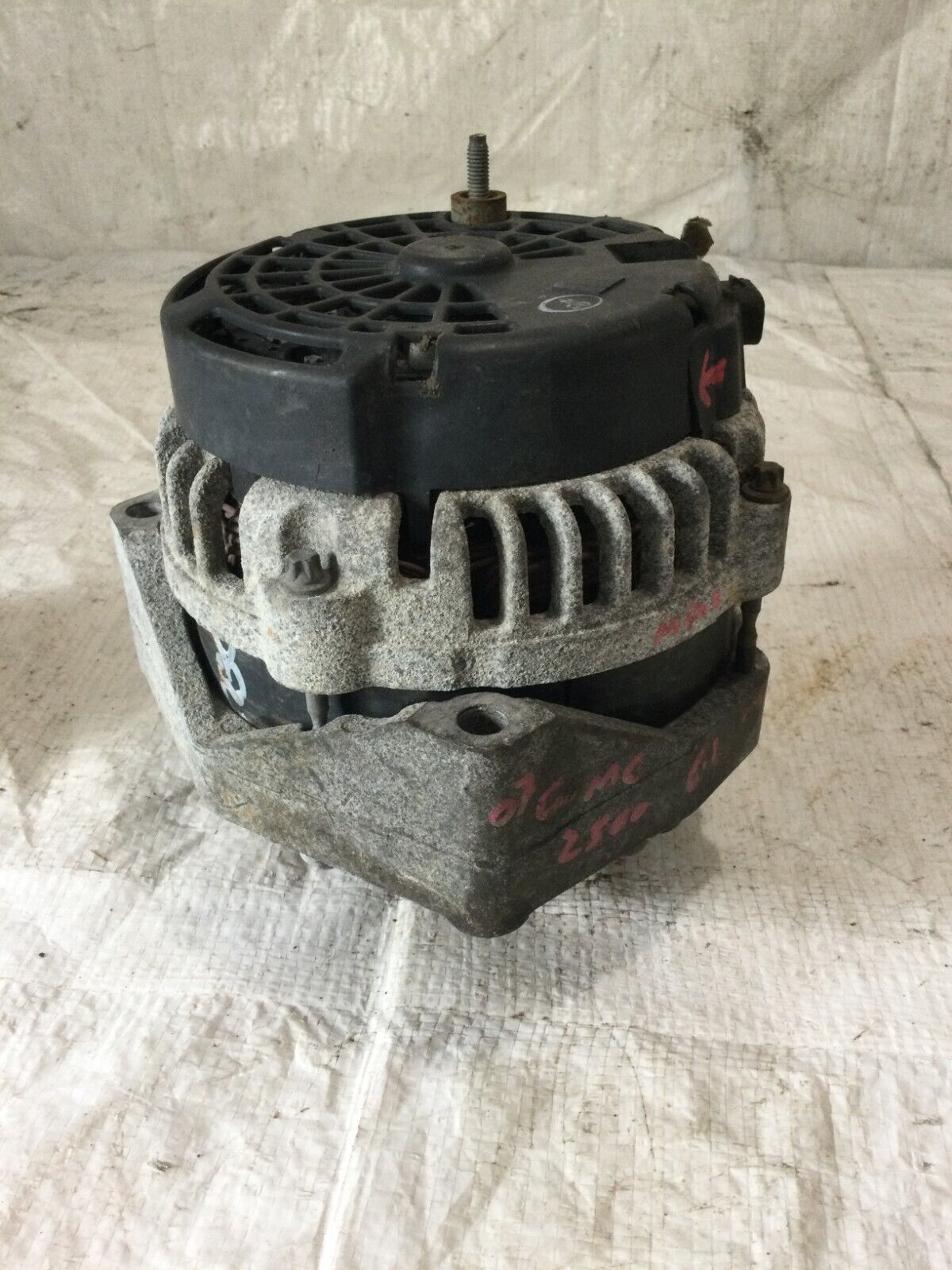 2007 Cadillac Escalade Alternator Motor OEM ( DAMAGED CASE )