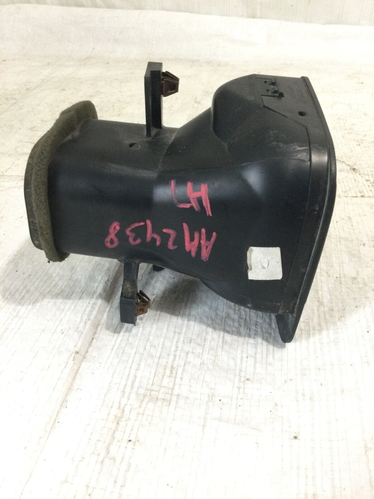 2006 GMC Sierra 2500HD Left Front Dash Air Vent OEM  15771300