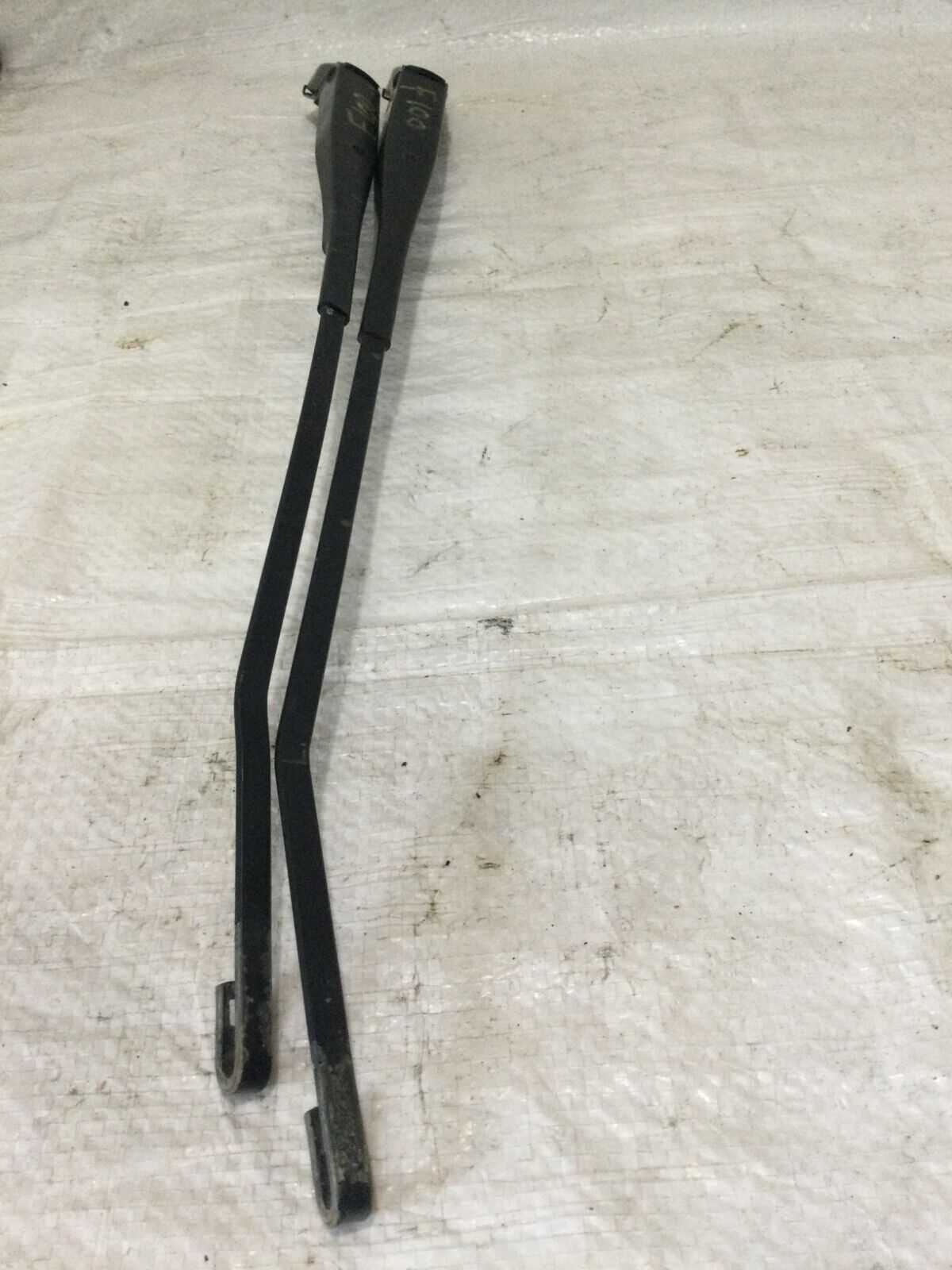 2005 Dodge Ram 1500 Front Wiper Arm Set  55077131AD  OEM