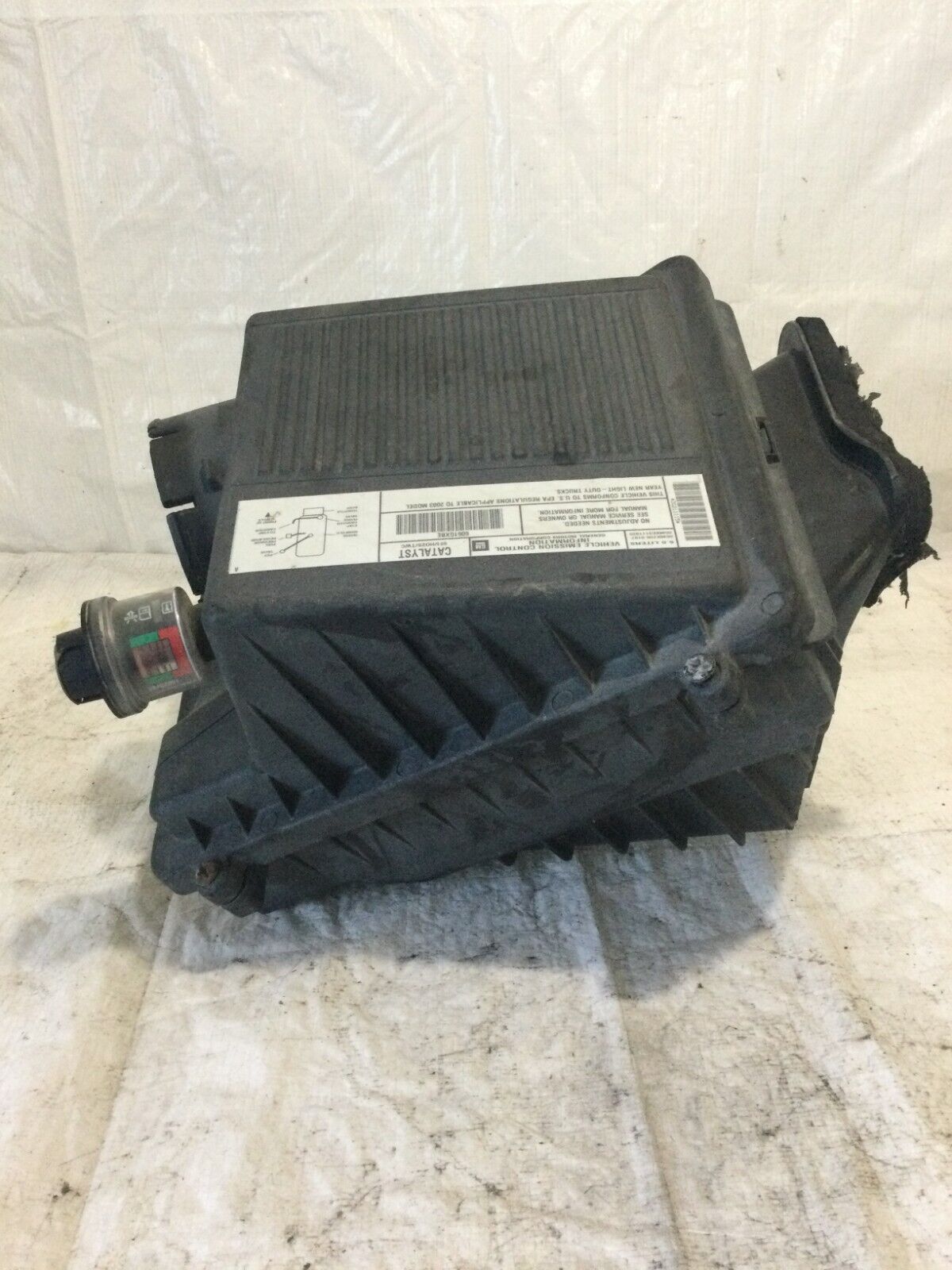 2005 Cadillac Esclade Air Box Cleaner Filter Assembly OEM