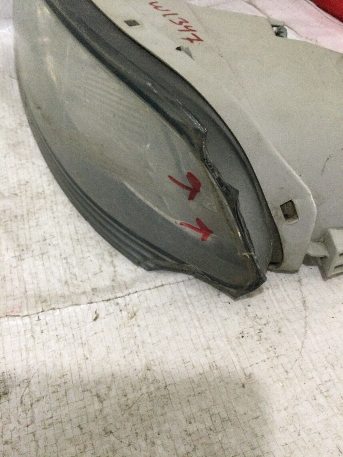 2005 Toyota Sienna Right Passenger Fog Light Lamp OEM ( Chip Mark shown )