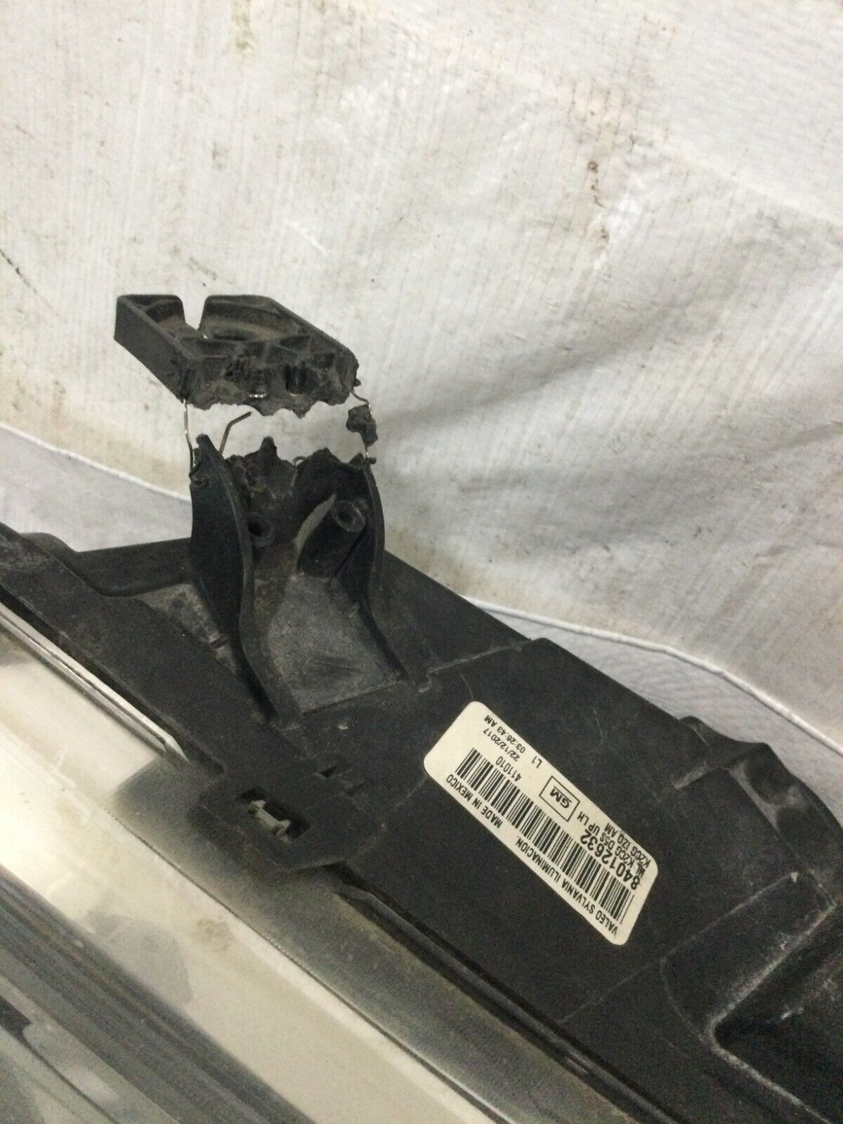 2017 GMC SIERRA 2500 3500 Left Headlight OEM 84012632 ( DAMAGED )