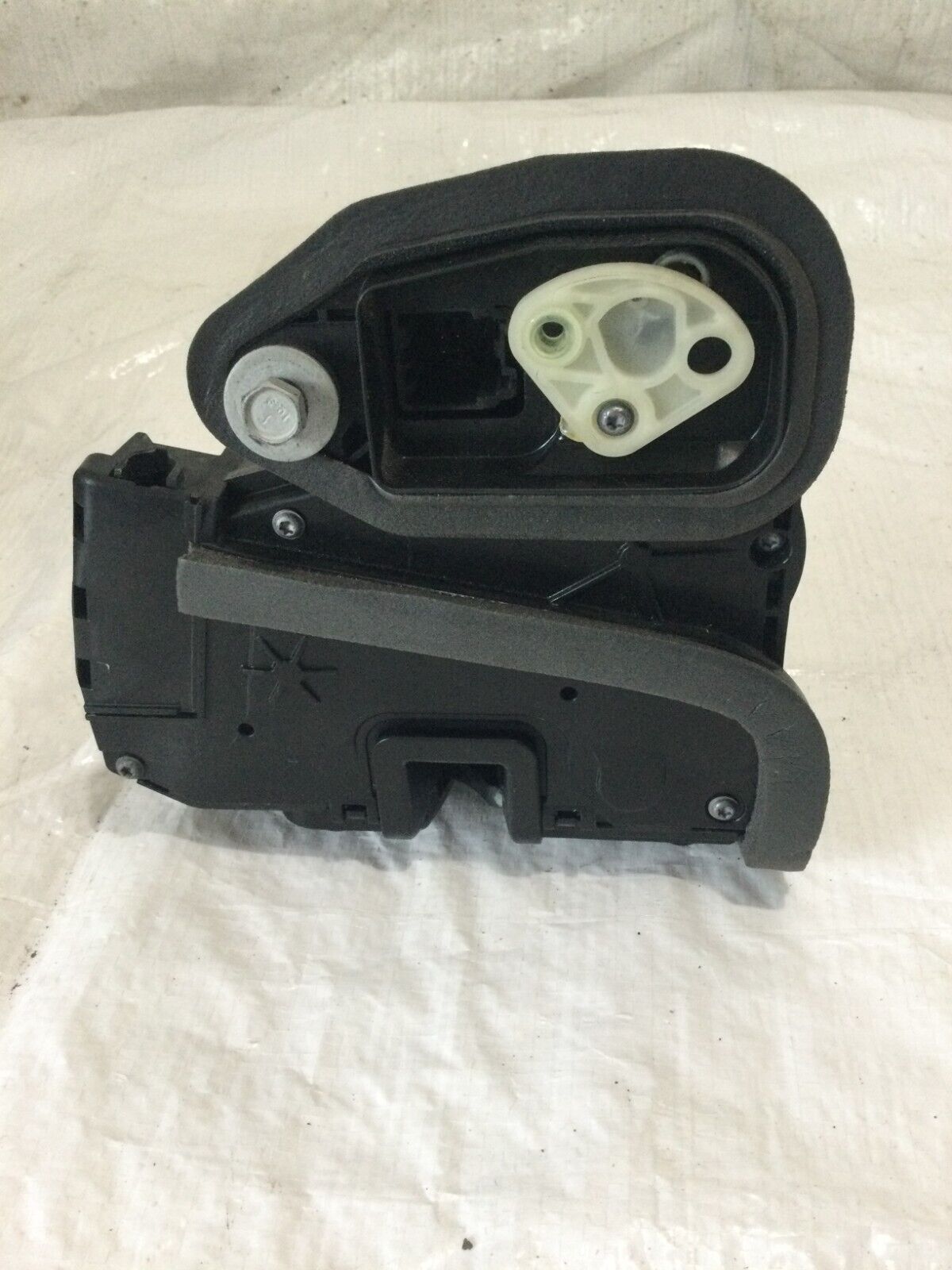 2019  Chevrolet Silverado 1500 Front  Left Side Door Lock Assembly  13597530 OEM