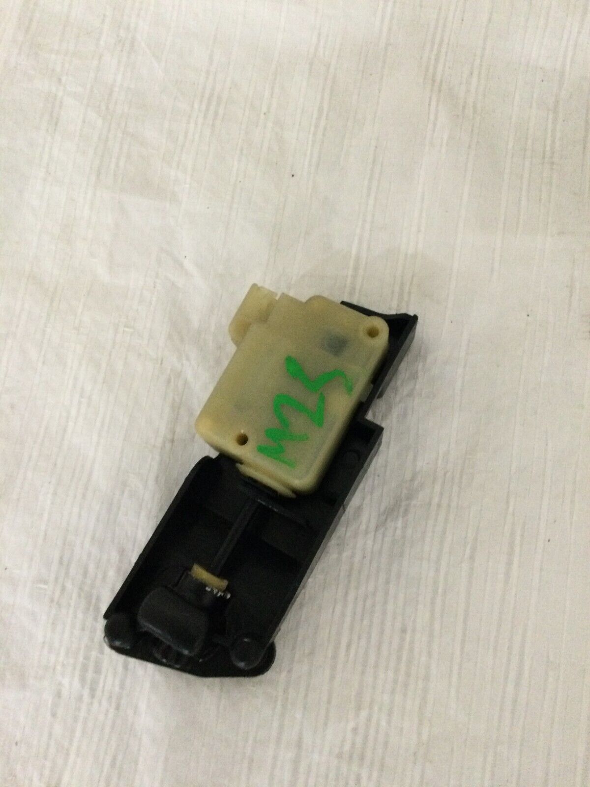 2004 Volvo S60 Fuel Filler Flap Solenoid Motor OEM 9483311