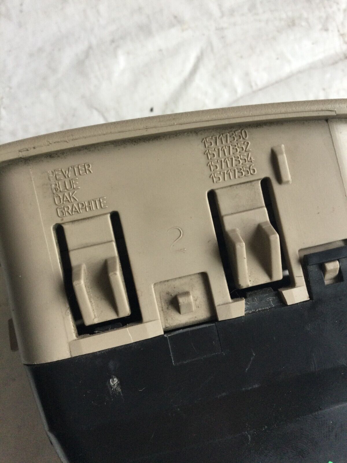 2003-2006 Cadillac Escalade Passenger Right Inner Center Vent OEM