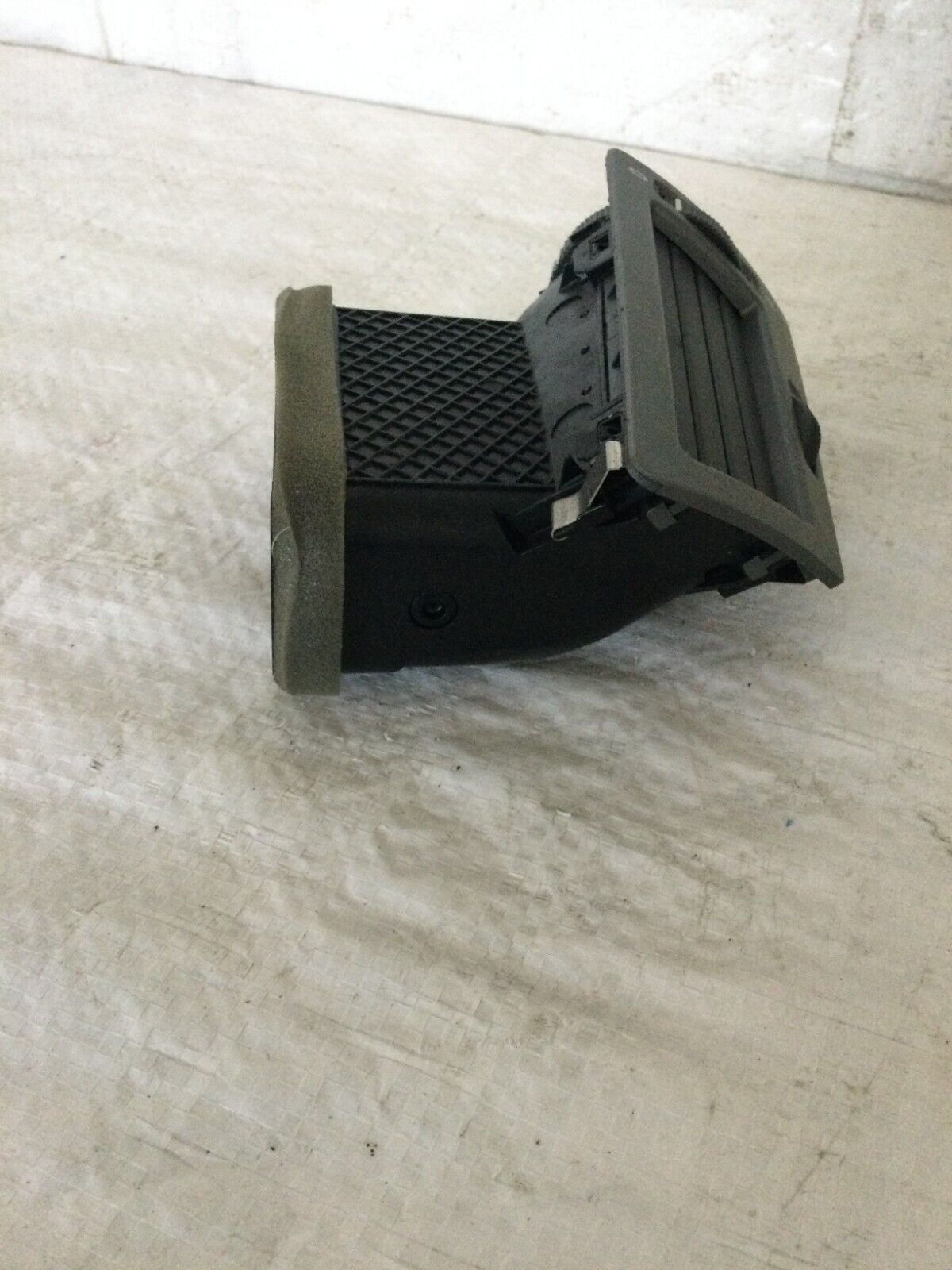  2004 BMW 745i E65/E66 Left Driver Dash Air Vent OEM 8223333 LH