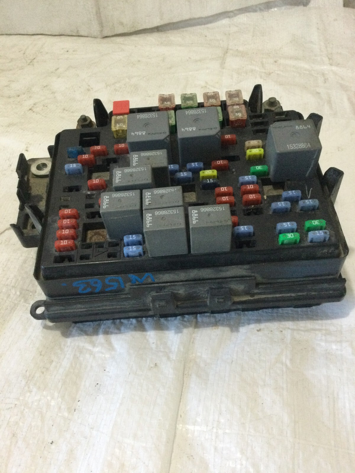 2003-2005 Chevrolet Silverado 1500 Engine Fuse Box 15201928 OEM