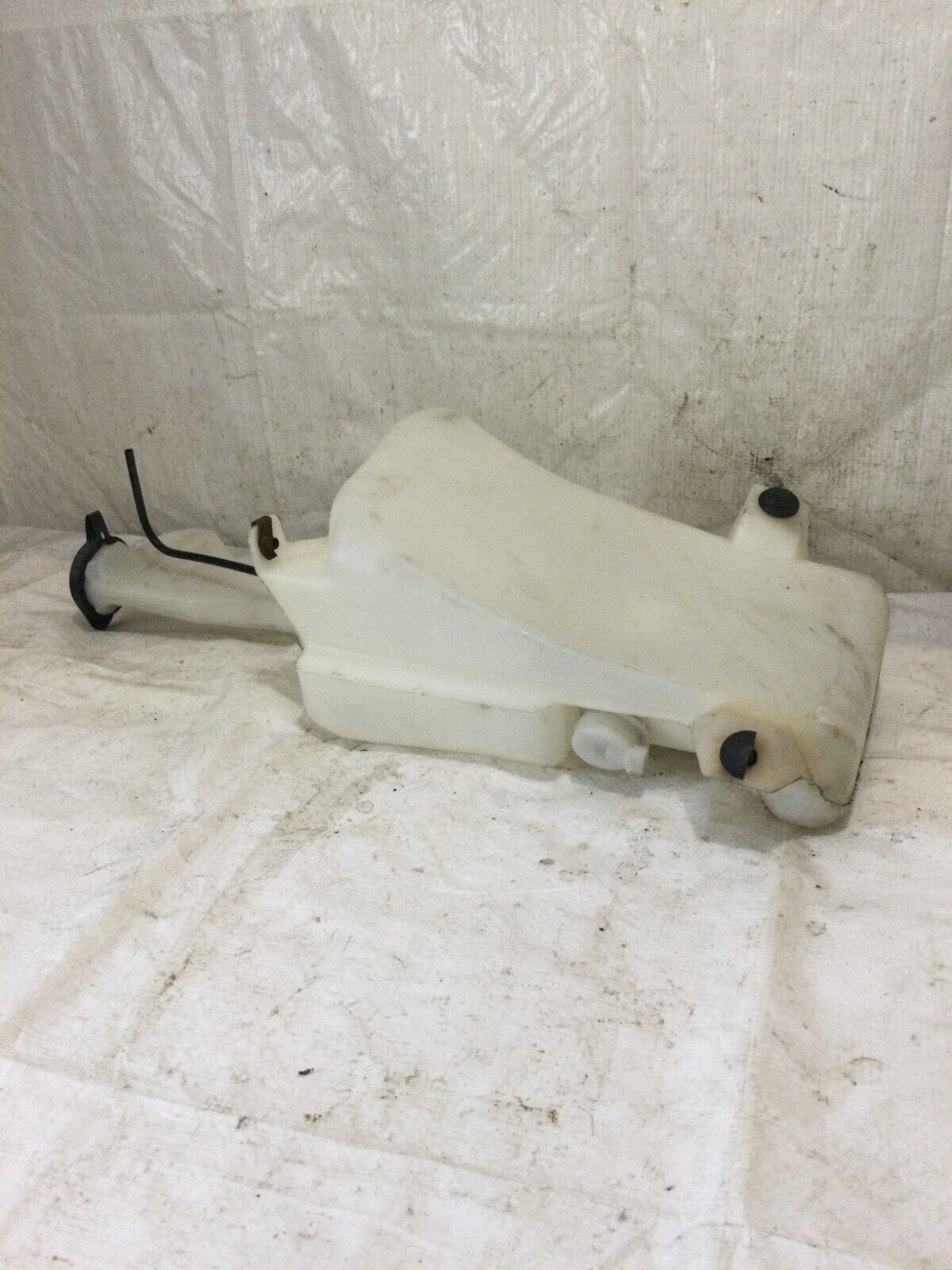 2004 Chevrolet Silverado 1500  Windshield Washer  Bottle  15073651 OEM