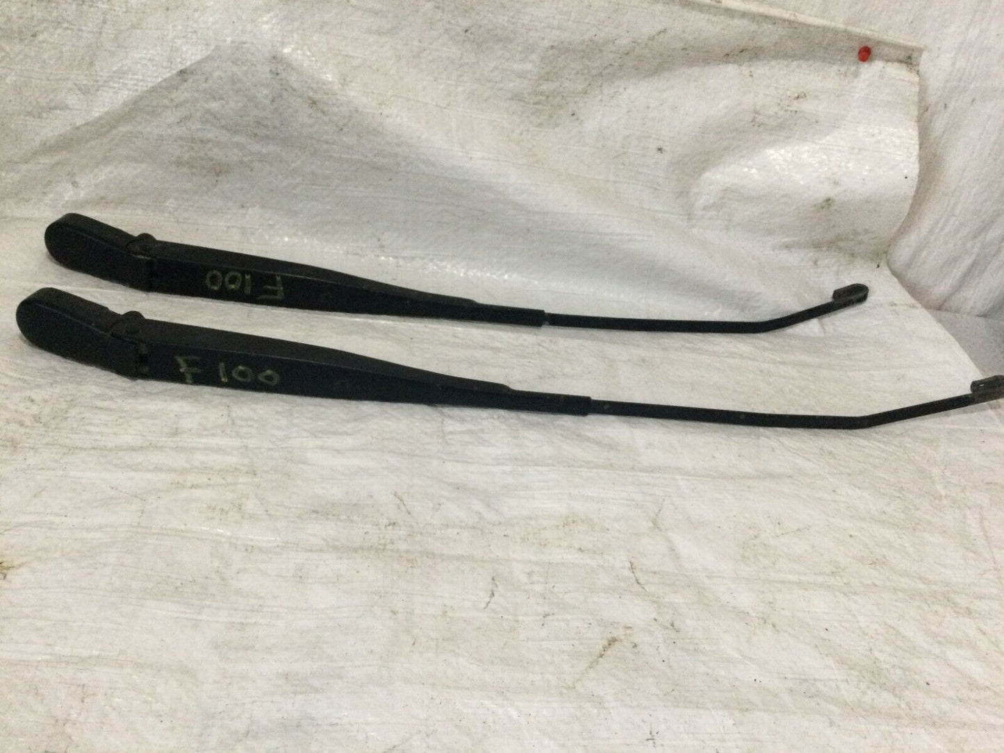 2005 Dodge Ram 1500 Front Wiper Arm Set  55077131AD  OEM