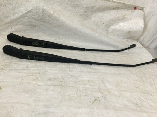 2005 Dodge Ram 1500 Front Wiper Arm Set  55077131AD  OEM