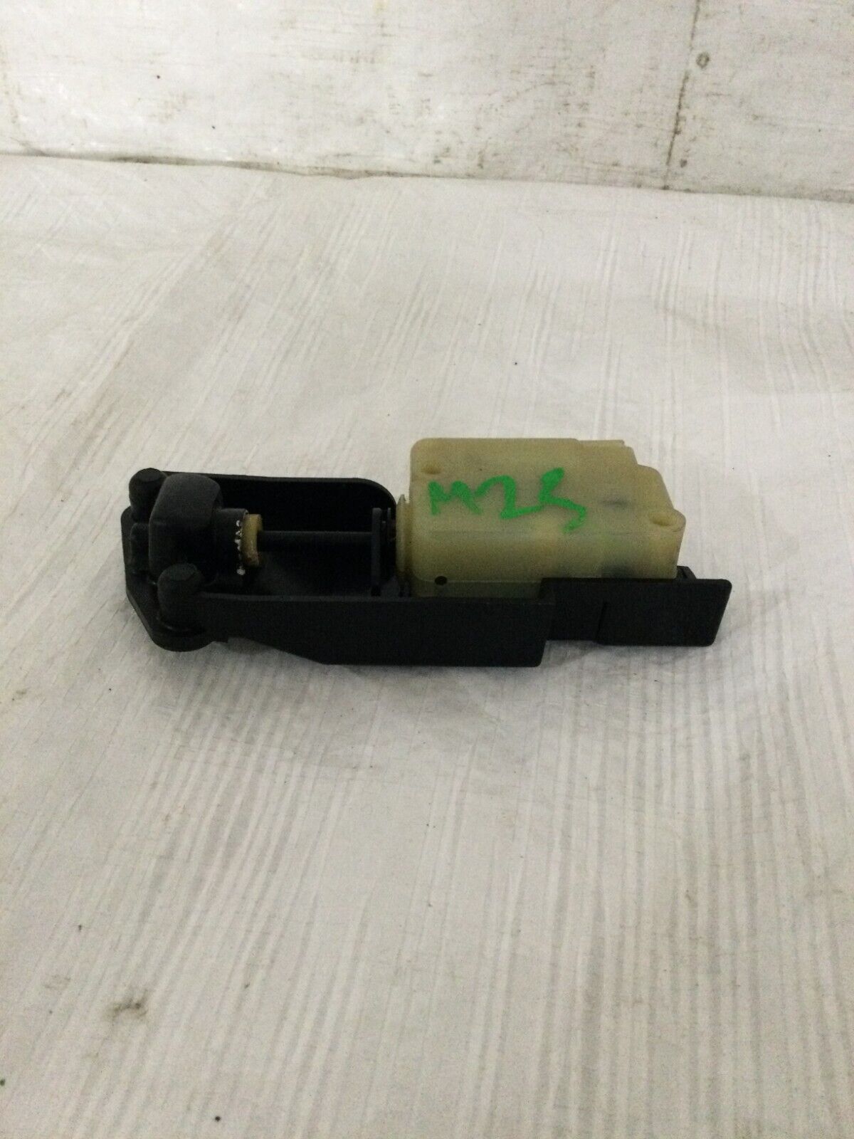 2004 Volvo S60 Fuel Filler Flap Solenoid Motor OEM 9483311