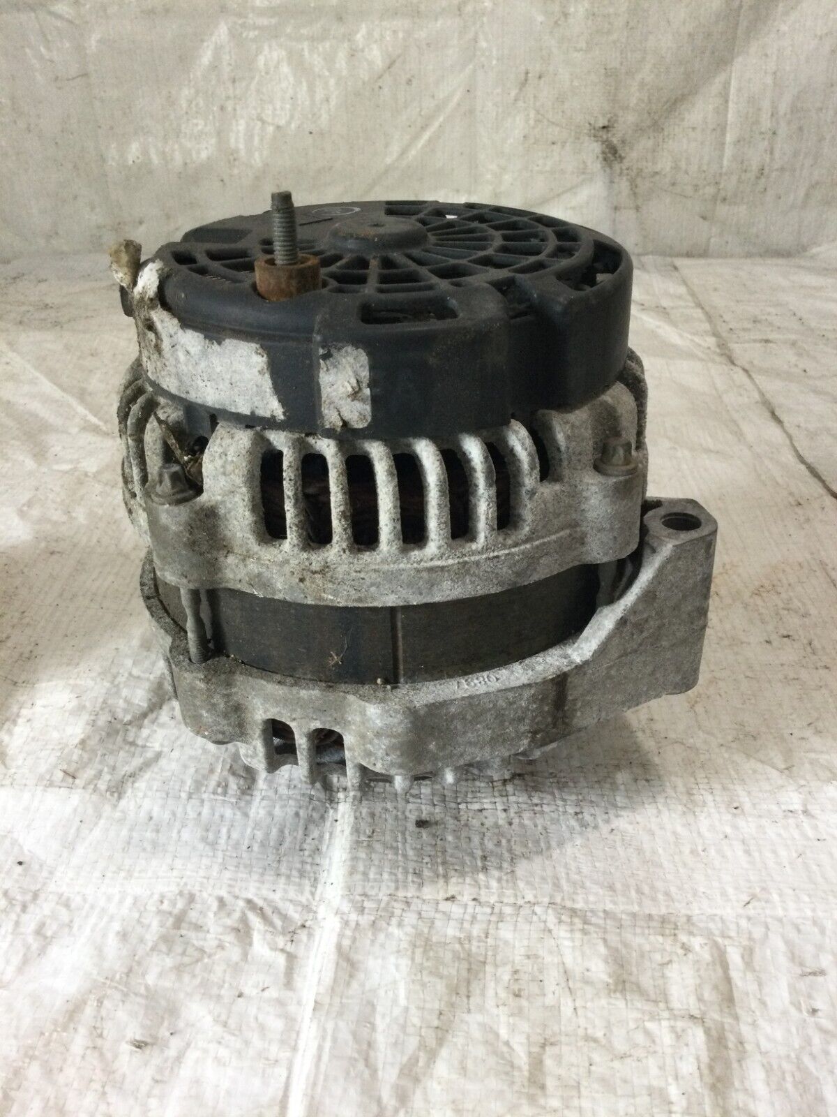 2007 Cadillac Escalade Alternator Motor OEM ( DAMAGED CASE )