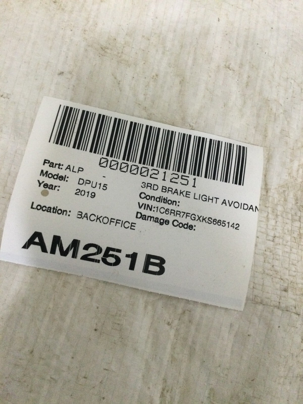 2019 RAM 1500 2500 CENTER HIGH MOUNT STOP LAMP THIRD BRAKE LIGHT OEM