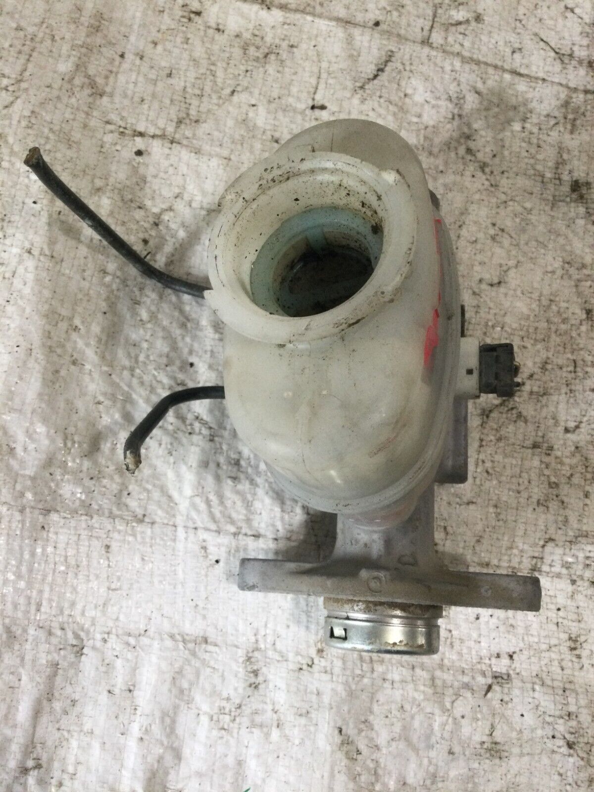 2002 Nissan Frontier Master Brake Cylinder W/ Reservoir OEM