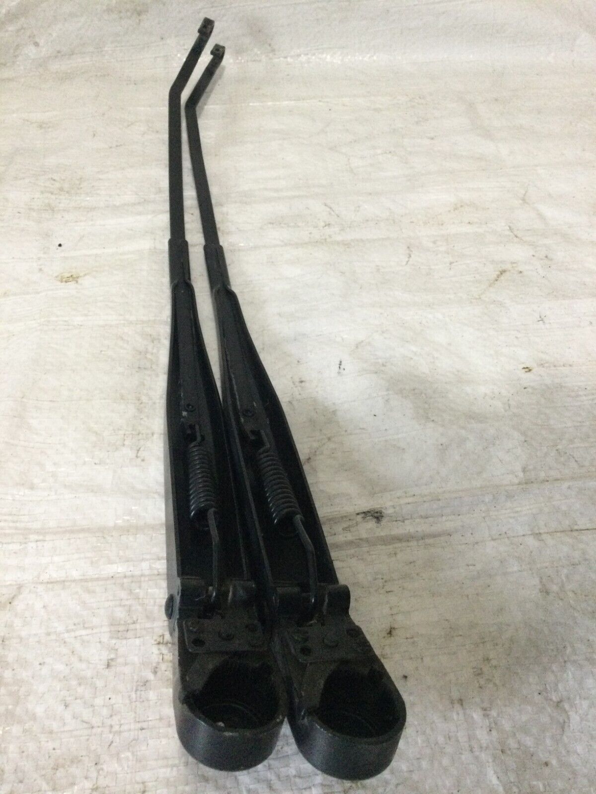 2005 Dodge Ram 1500 Front Wiper Arm Set  55077131AD  OEM