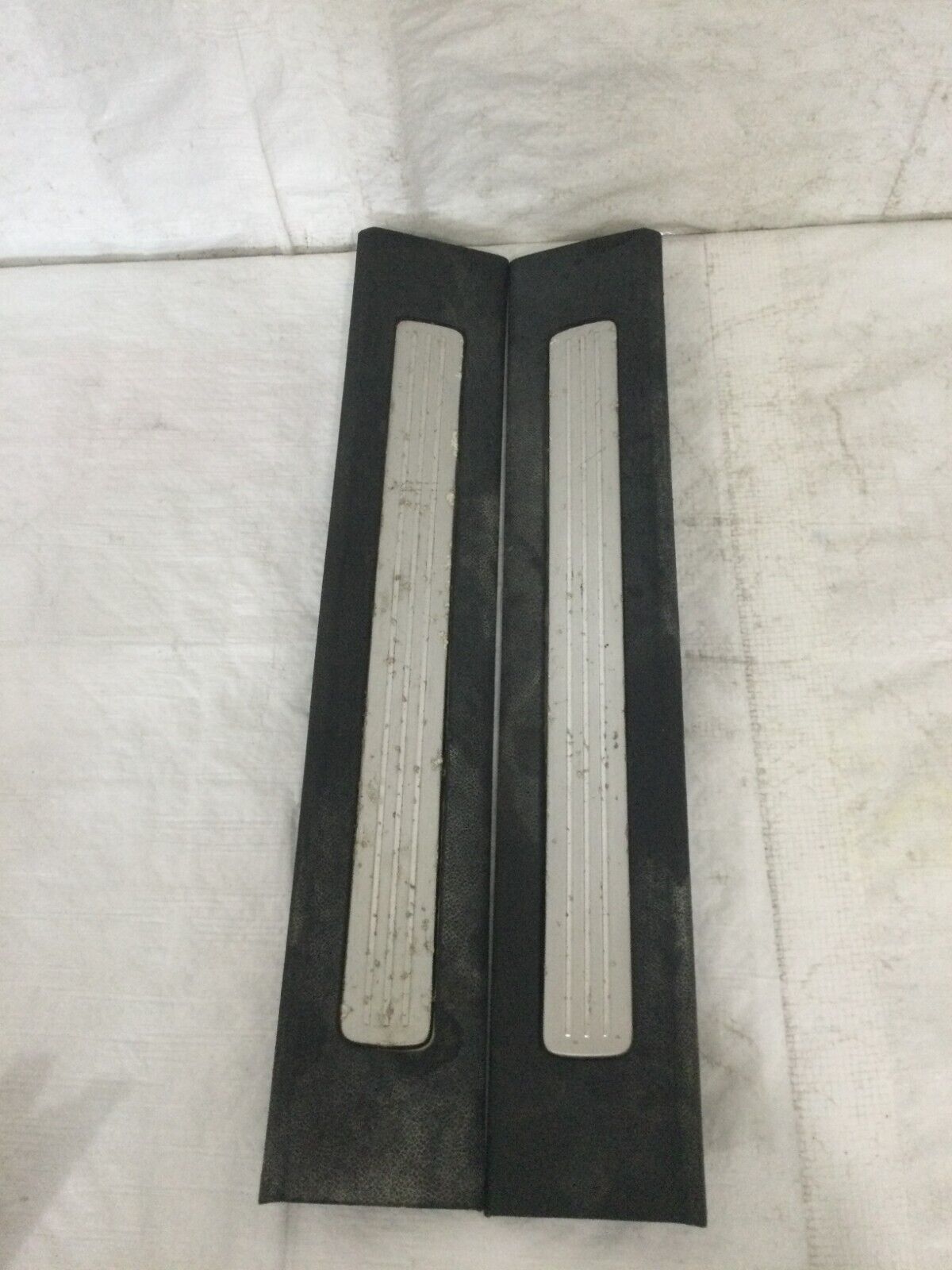 2007-2008 Chevrolet Avalanche Left Right Rear Sill Plate OEM 5848344