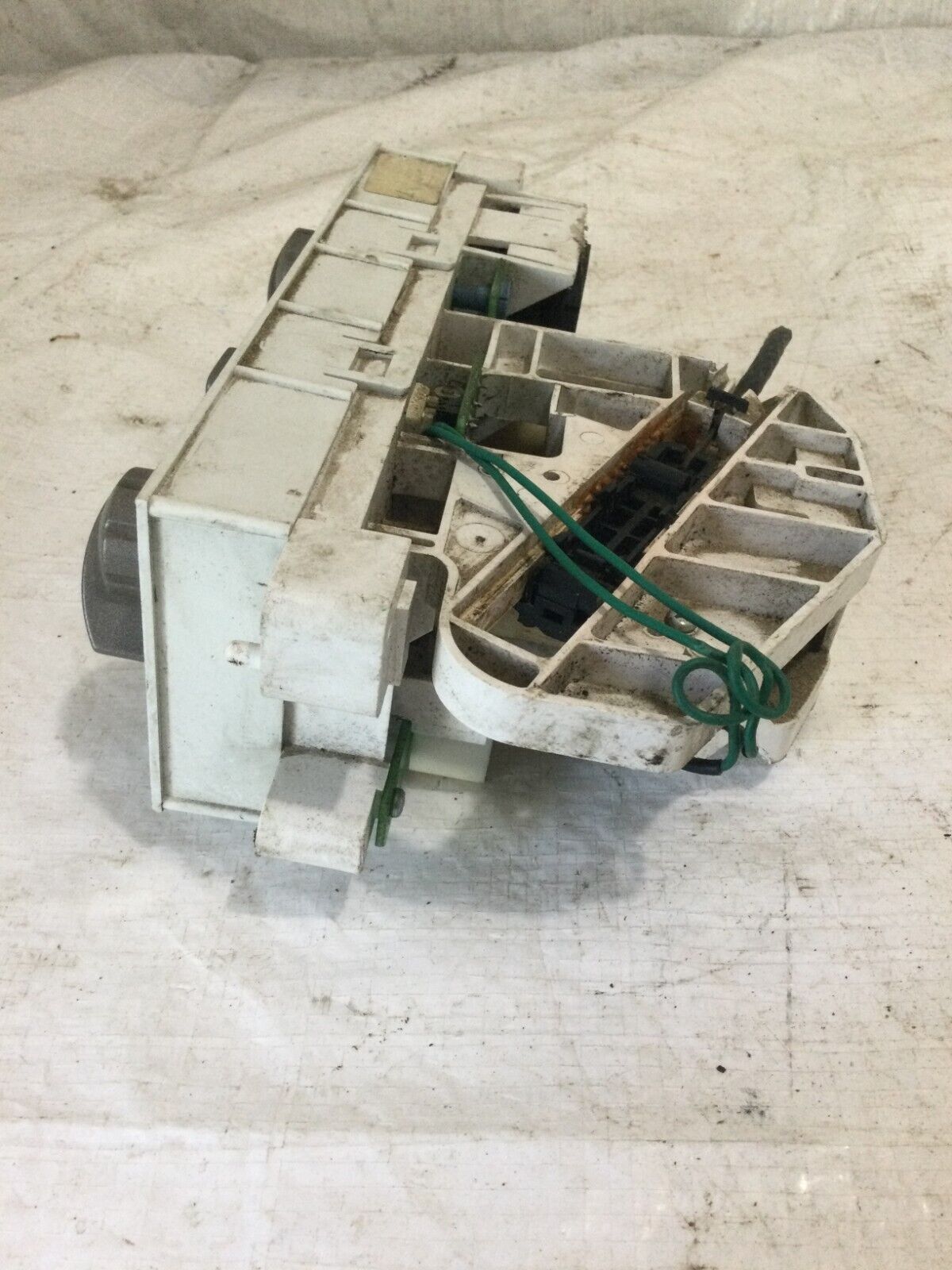 2002 Nissan Frontier A/C Heater Climate Control Unit OEM ( Missing Middle Knob )