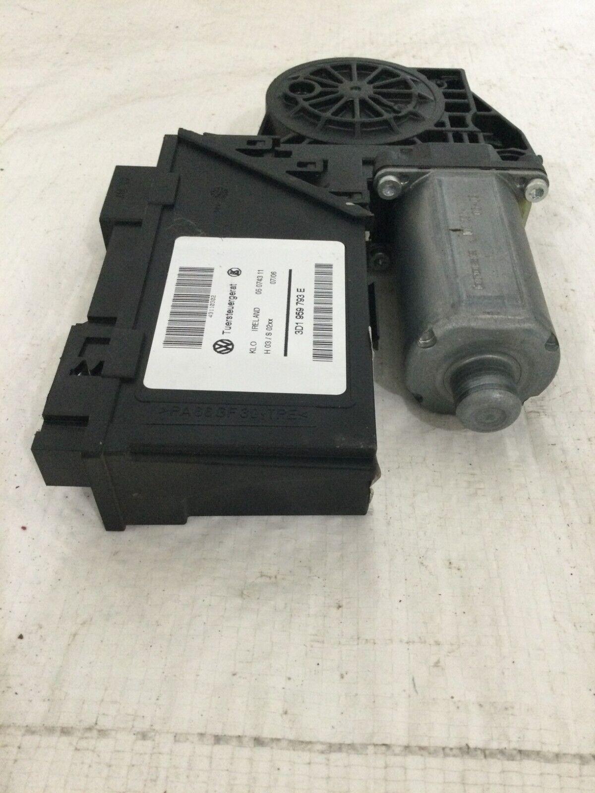 2007 Volkswagen Touareg Driver Front Left Window  Regulator Motor OEM 3D1959793E